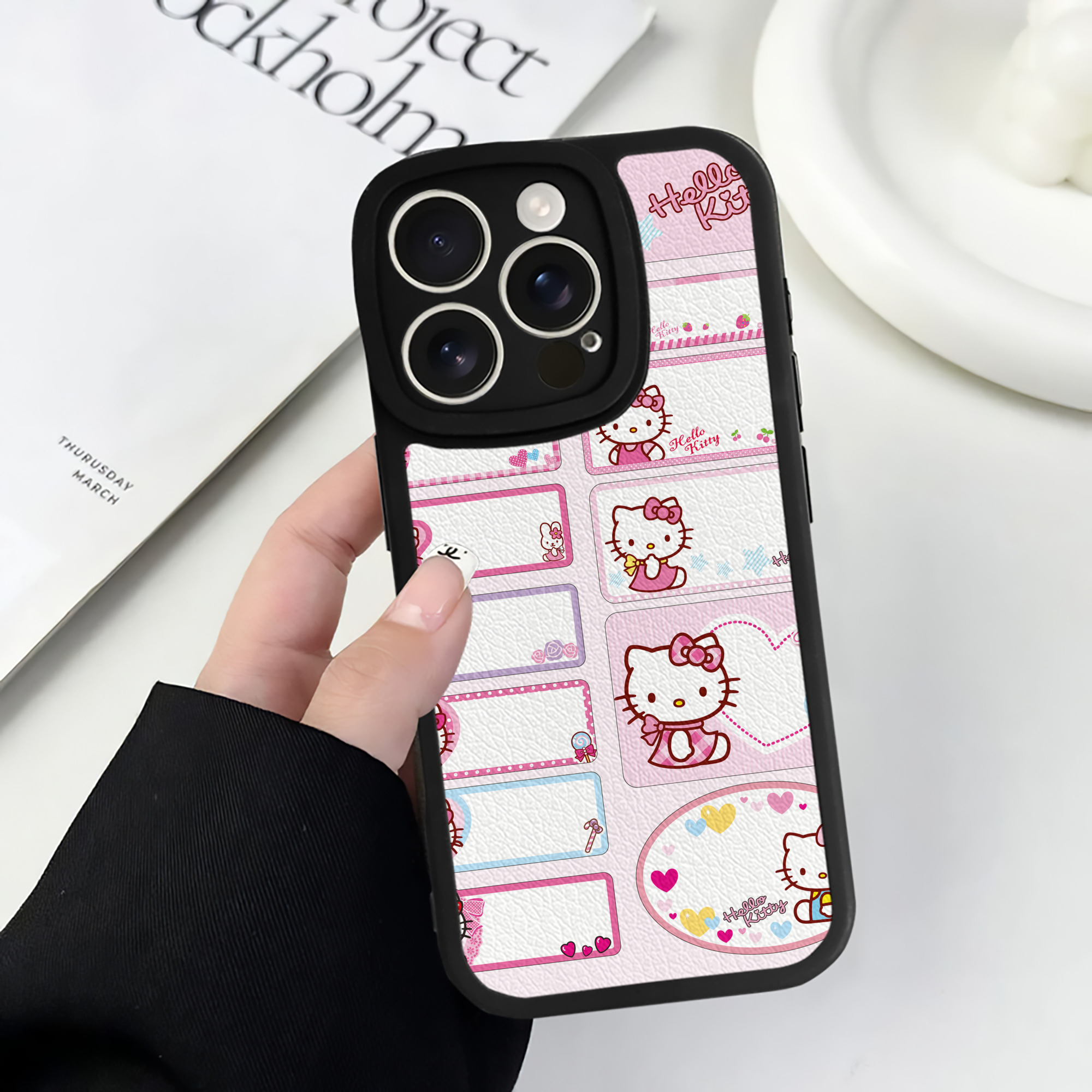 （画像用） Hello Kitty ハローキティ 【iPhone 16シリーズ対応】シリコンスマホケース（レザー調） 材質：シリコン